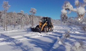 Traktor plogning av banan